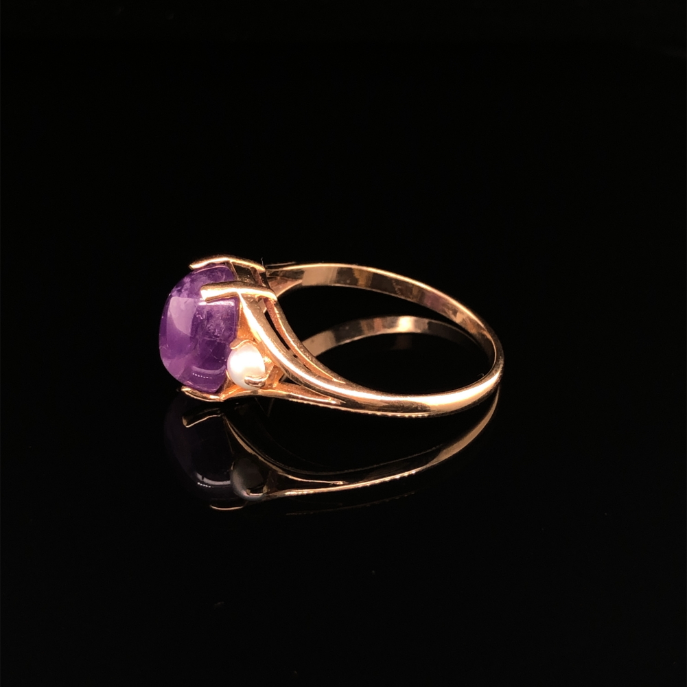 A VINTAGE 9ct HALLMARKED OVAL CABOCHON AMETHYST AND PEARL RING DATED BIRMINGHAM 1972, FINGER SIZE - Image 2 of 4