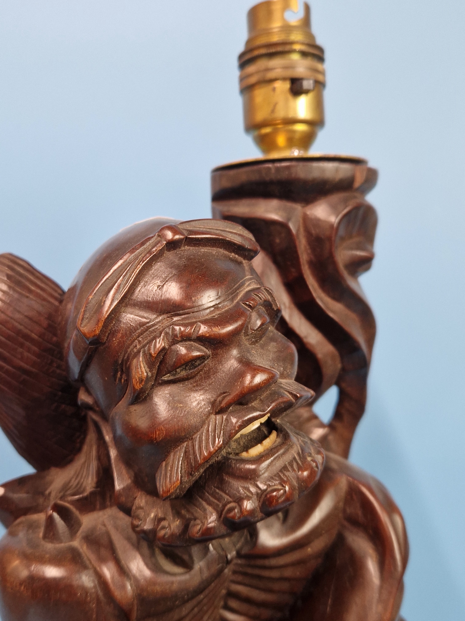 A CHINESE CARVED WOOD TABLE LAMP IN FORM OF THE DAOIST IMMORTAL LITIEGUAI. H 56cms. - Image 4 of 4