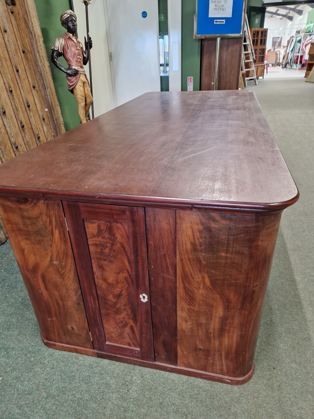 A MAHOGANY SHOP COUNTER FITTED WITH MULTIPLE DRAWERS AND CUPBOARDS EACH WITH WHITE CERAMIC KNOB - Image 6 of 23