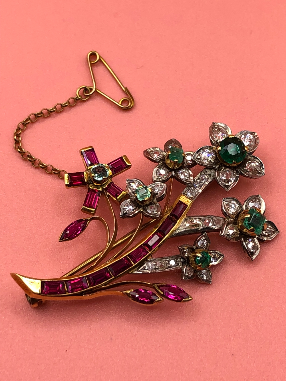 A 20th CENTURY DIAMOND, EMERALD AND RUBY SPRAY BROOCH. THE BROOCH UNHALLMARKED, ASSESSED VARIOUSLY - Image 3 of 6