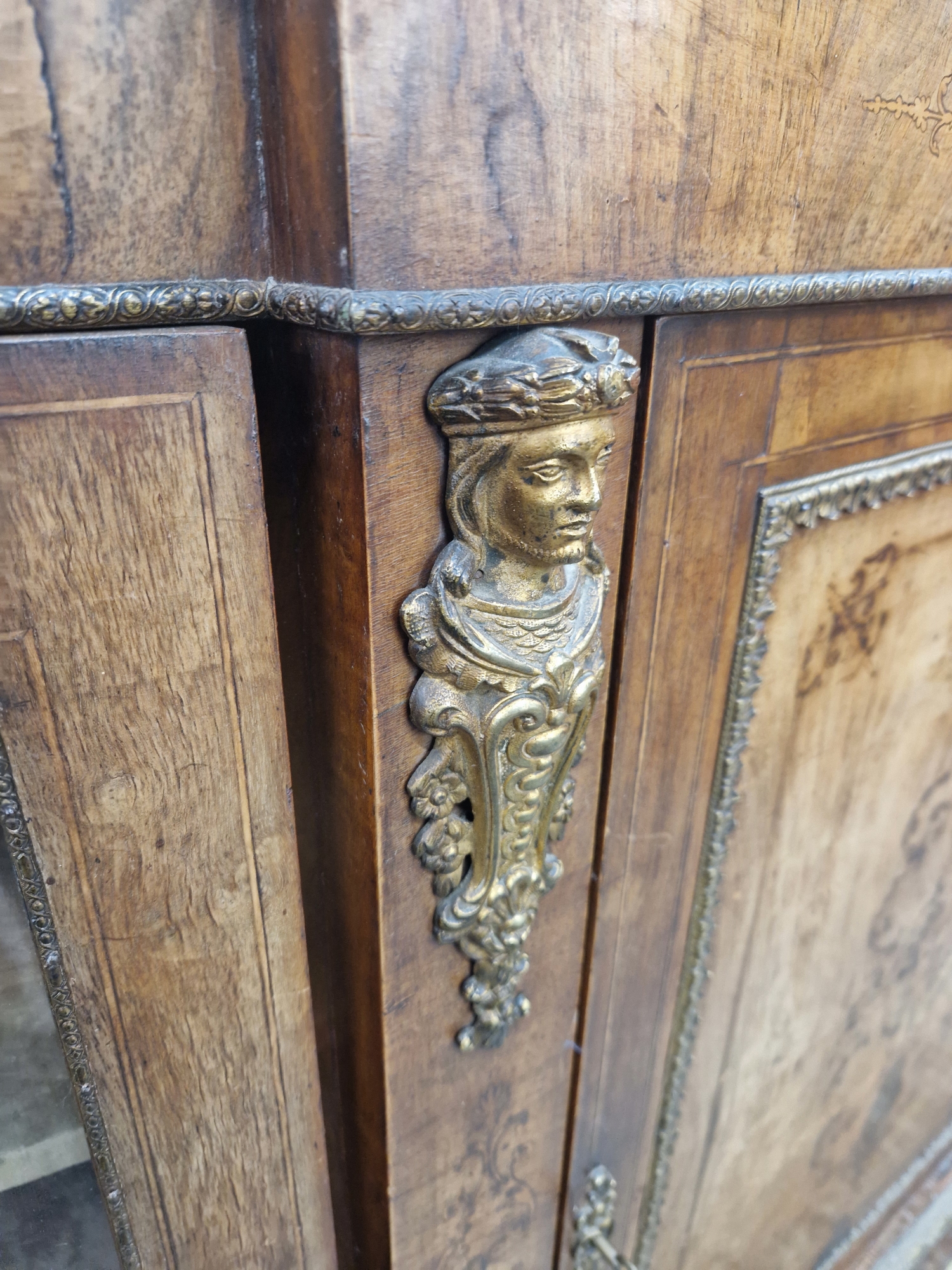 A VICTORIAN ORMOLU MOUNTED SIDE CABINET WITH FOLIAGE INLAY ABOVE THE CENTRAL DOOR FLANKED BY QUARTER - Image 5 of 9