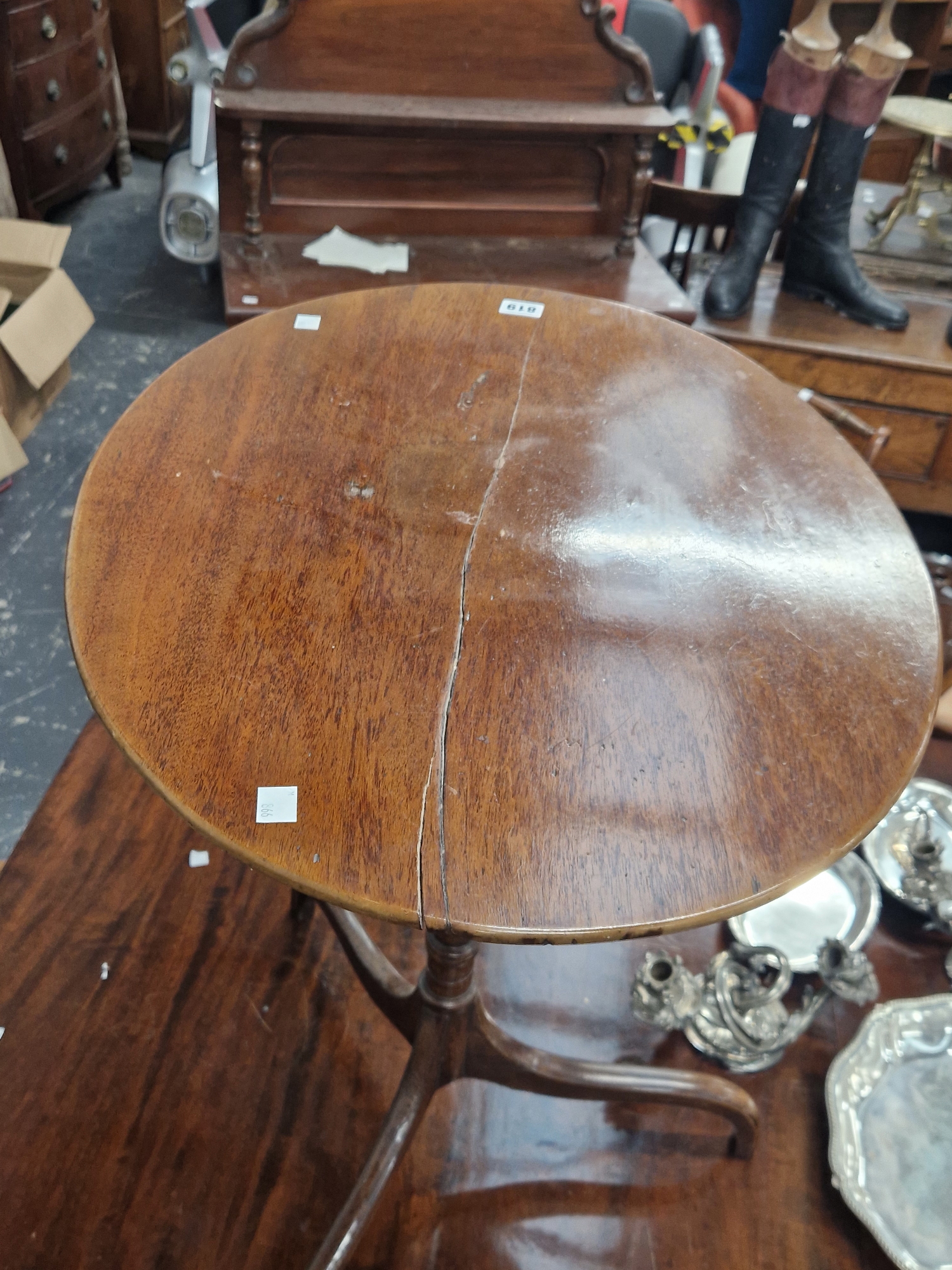 AN EARLY 19th C. MAHOGANY OVAL TOPPED TRIPOD TABLE WITH A BALUSTER COLUMN AND DOWN SWEPT LEGS - Image 2 of 4