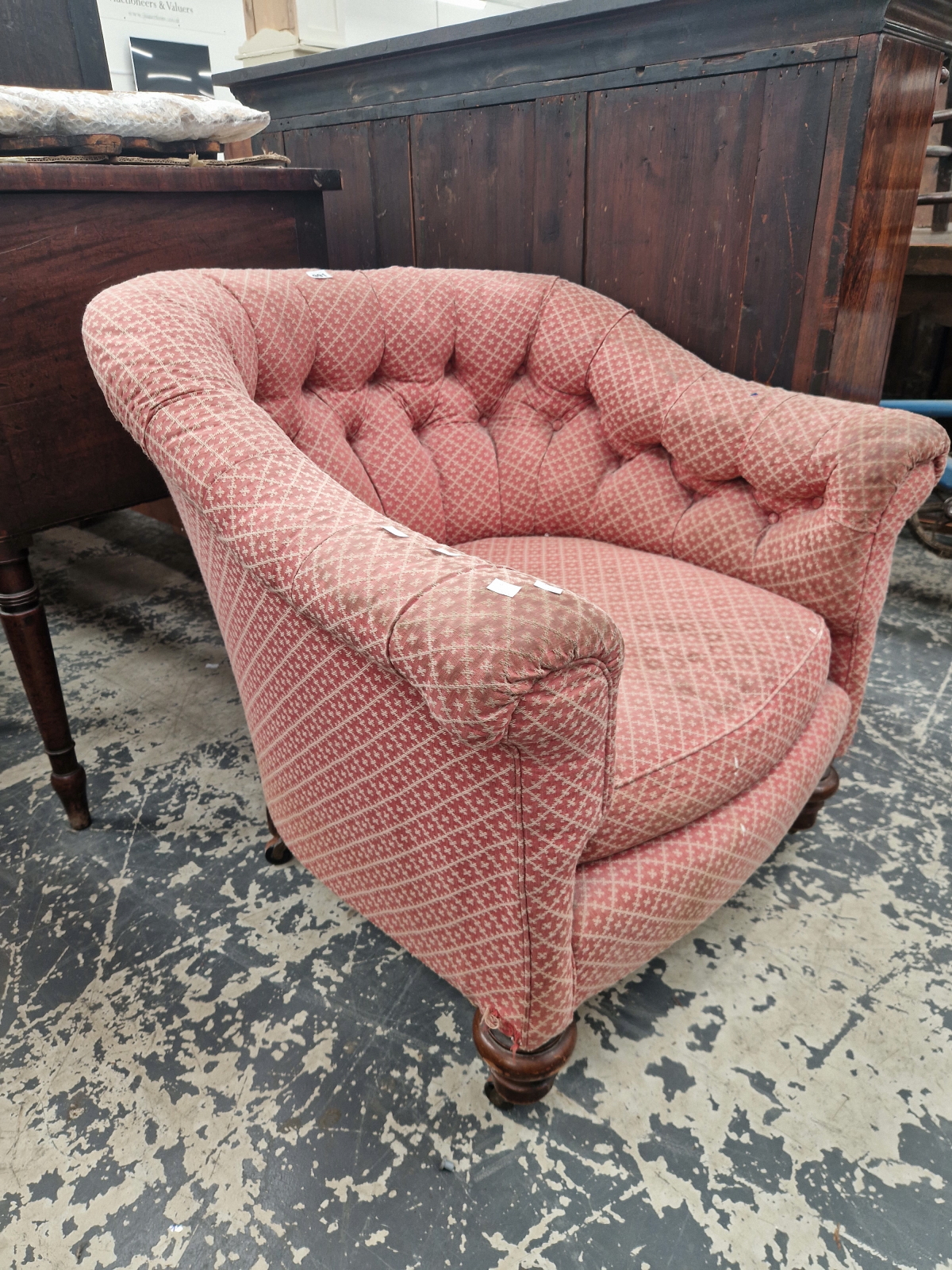 A TUB ARMCHAIR WITH A ROUNDED BUTTON UPHOLSTERED BACK, THE TURNED MAHOGANY FRONT LEGS ON BRASS - Image 3 of 5