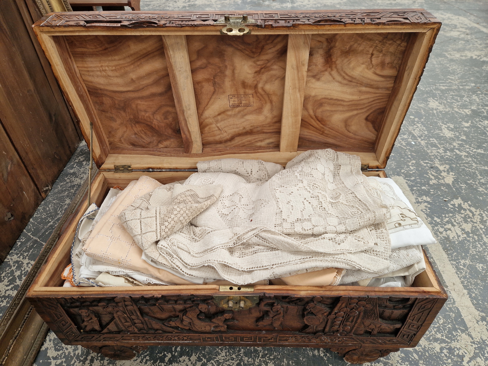 A SMALL ORIENTAL CARVED CAMPHORWOOD BLANKET CHEST - Image 4 of 4