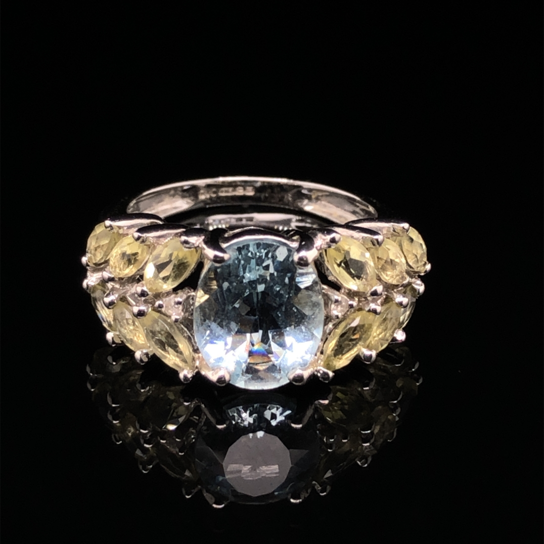 A 9ct HALLMARKED WHITE GOLD AQUAMARINE, PERIDOT AND DIAMOND CONTEMPORARY RING. FINGER SIZE L. WEIGHT - Image 2 of 7
