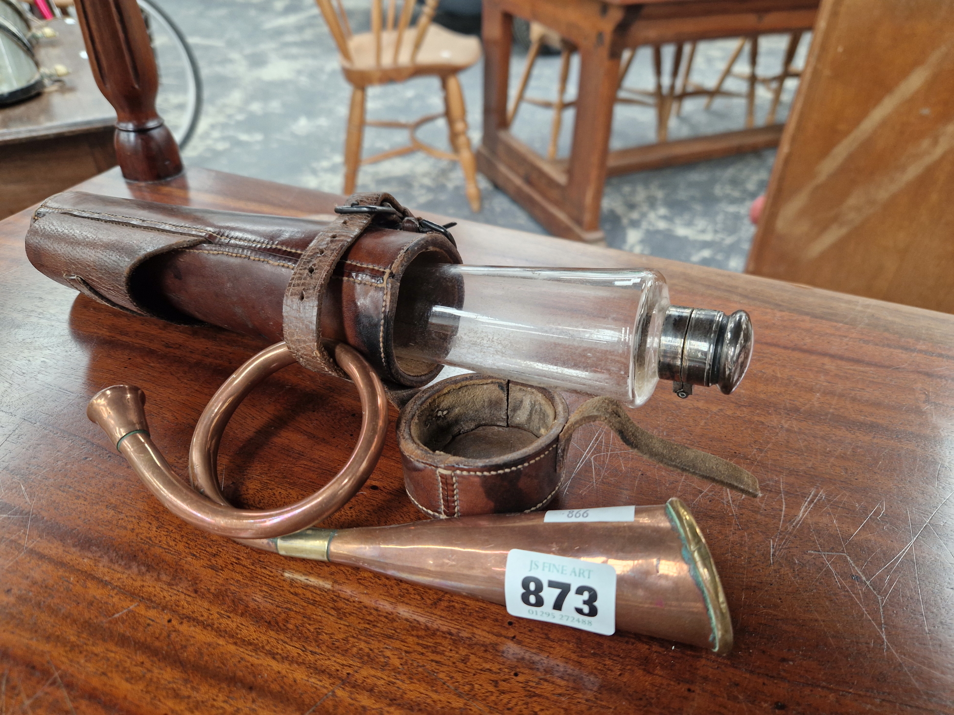 A LEATHER CASED CONICAL GLASS HIP FLASK TOGETHER WITH A FRENCH STYLE COPPER HUNTING HORN