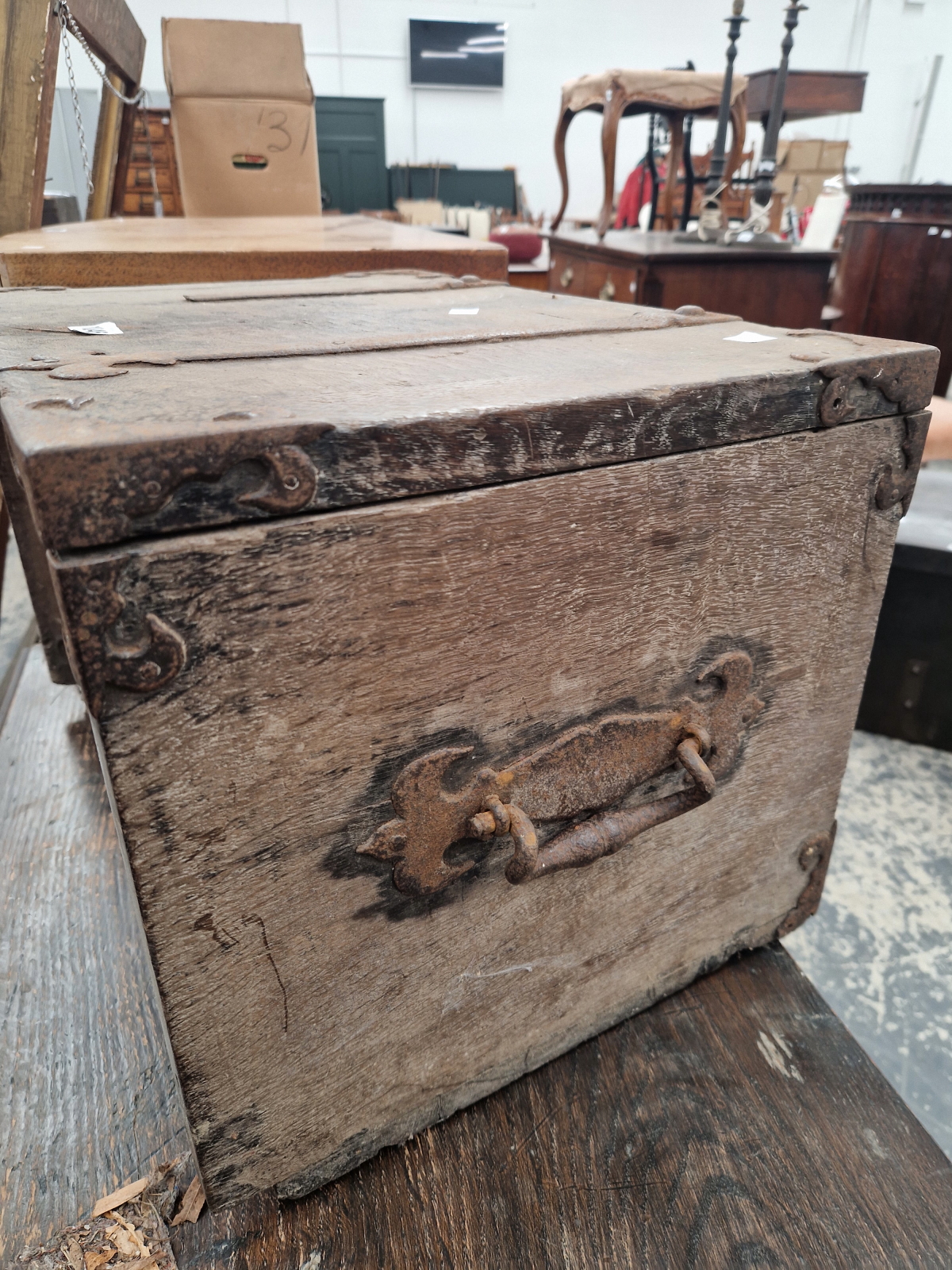 AN IRON BOUND TWO HANDLED OAK STRONG BOX BEARING THE DATE 1689 INSIDE THE HINGED LID - Image 2 of 7