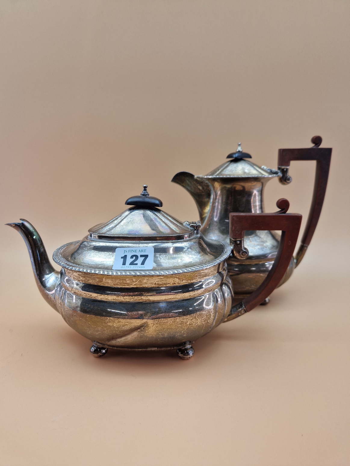 A SILVER COFFEE POT AND MATCHING TEA POT BY ELKINGTONS, BIRMINGHAM 1967, BOTH WITH GADROONED RIMS