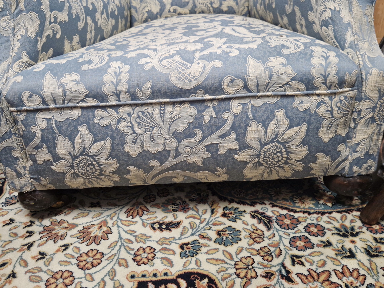 A CONTEMPORARY WING ARMCHAIR UPHOLSTERED IN BLUE DAMASK AND SUPPORTED ON MAHOGANY FRONT BUN FEET - Image 2 of 3