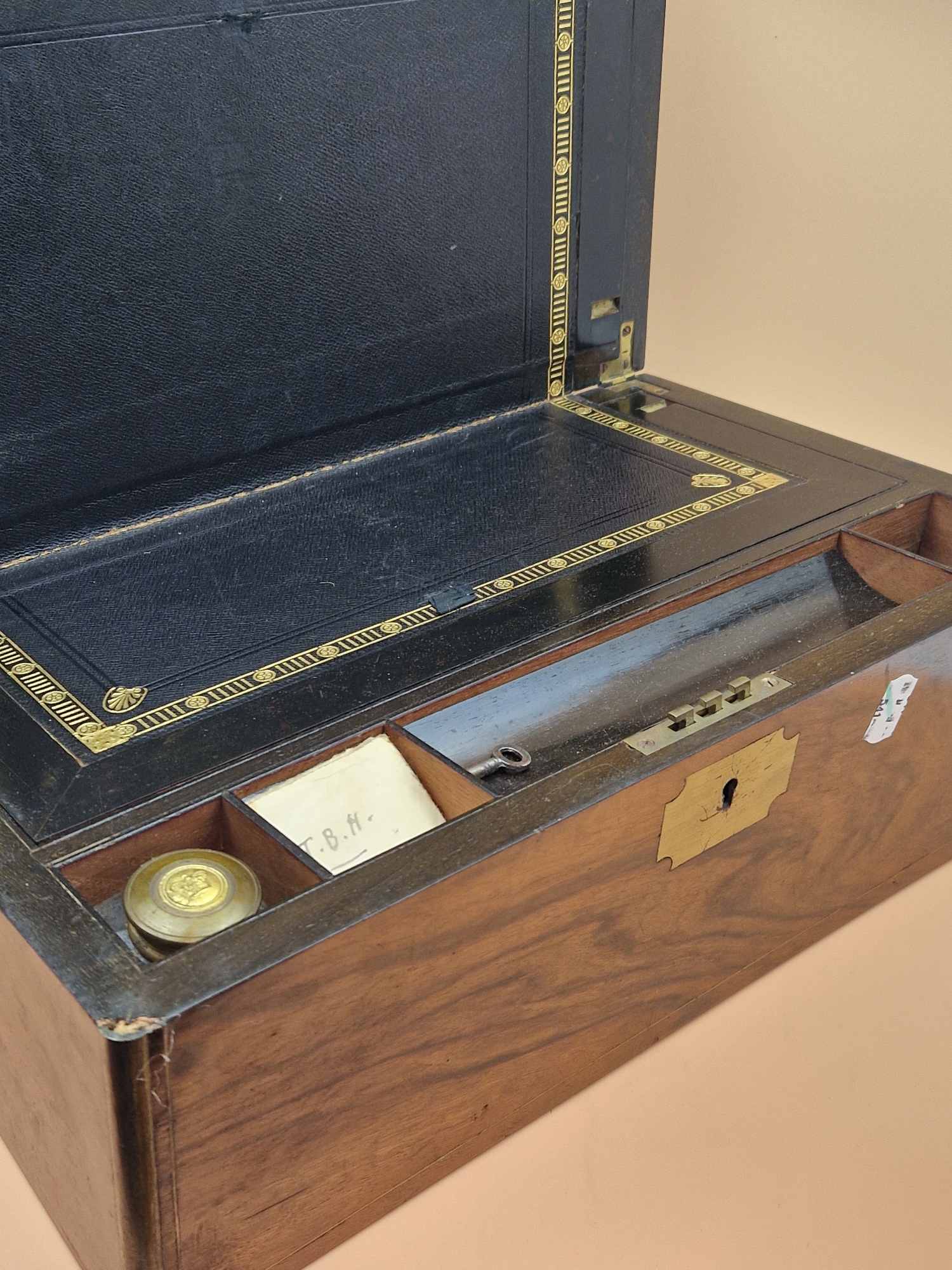 A VICTORIAN BRASS BOUND ROSEWOOD WRITING SLOPE WITH INTERIOR INKWELL, COMPARTMENT AND DRAWERS. W - Image 7 of 8