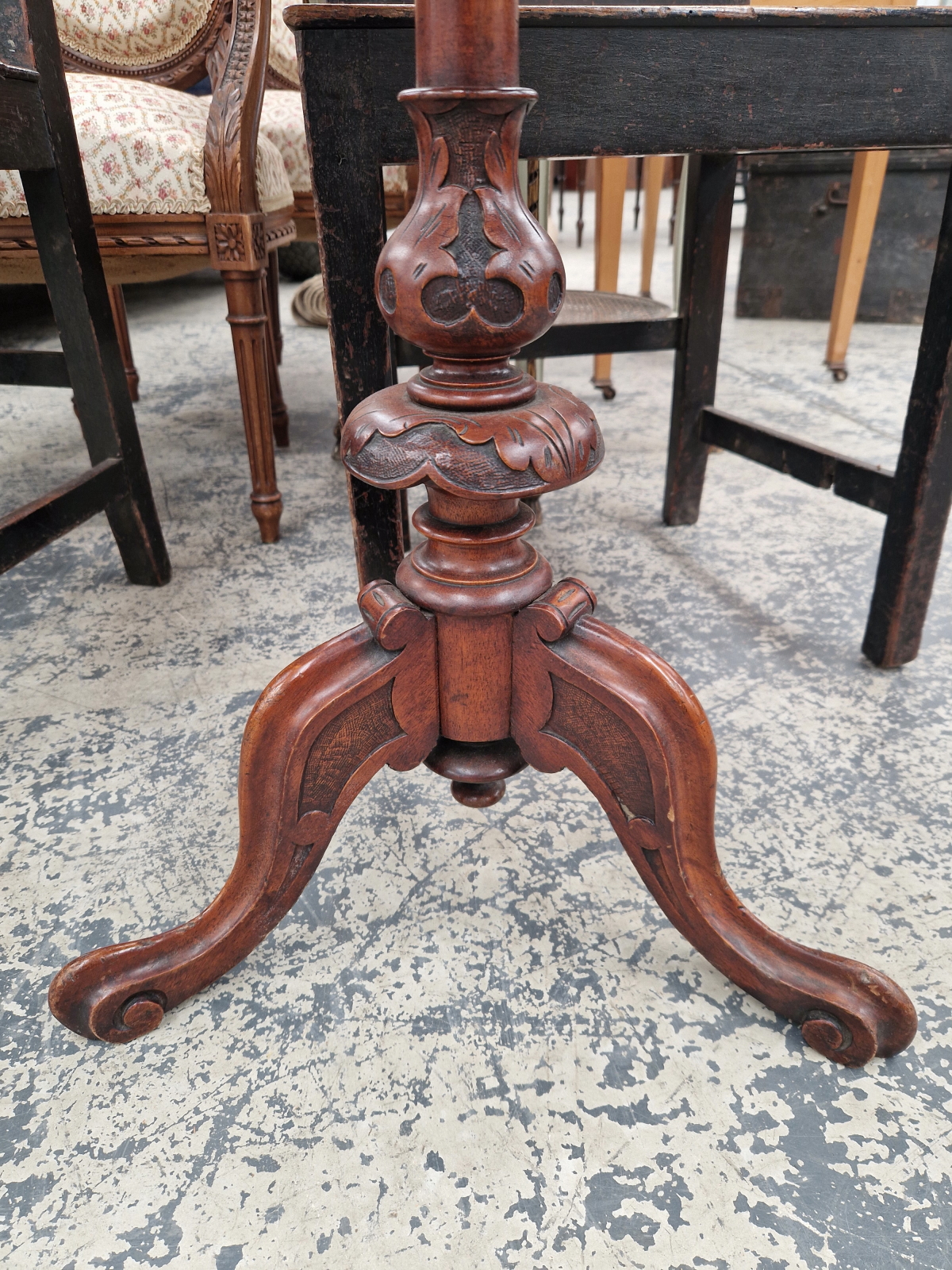 A VICTORIAN WALNUT AND INLAID OVAL TOP TRIPOD OCCASIONAL TABLE. - Image 3 of 5