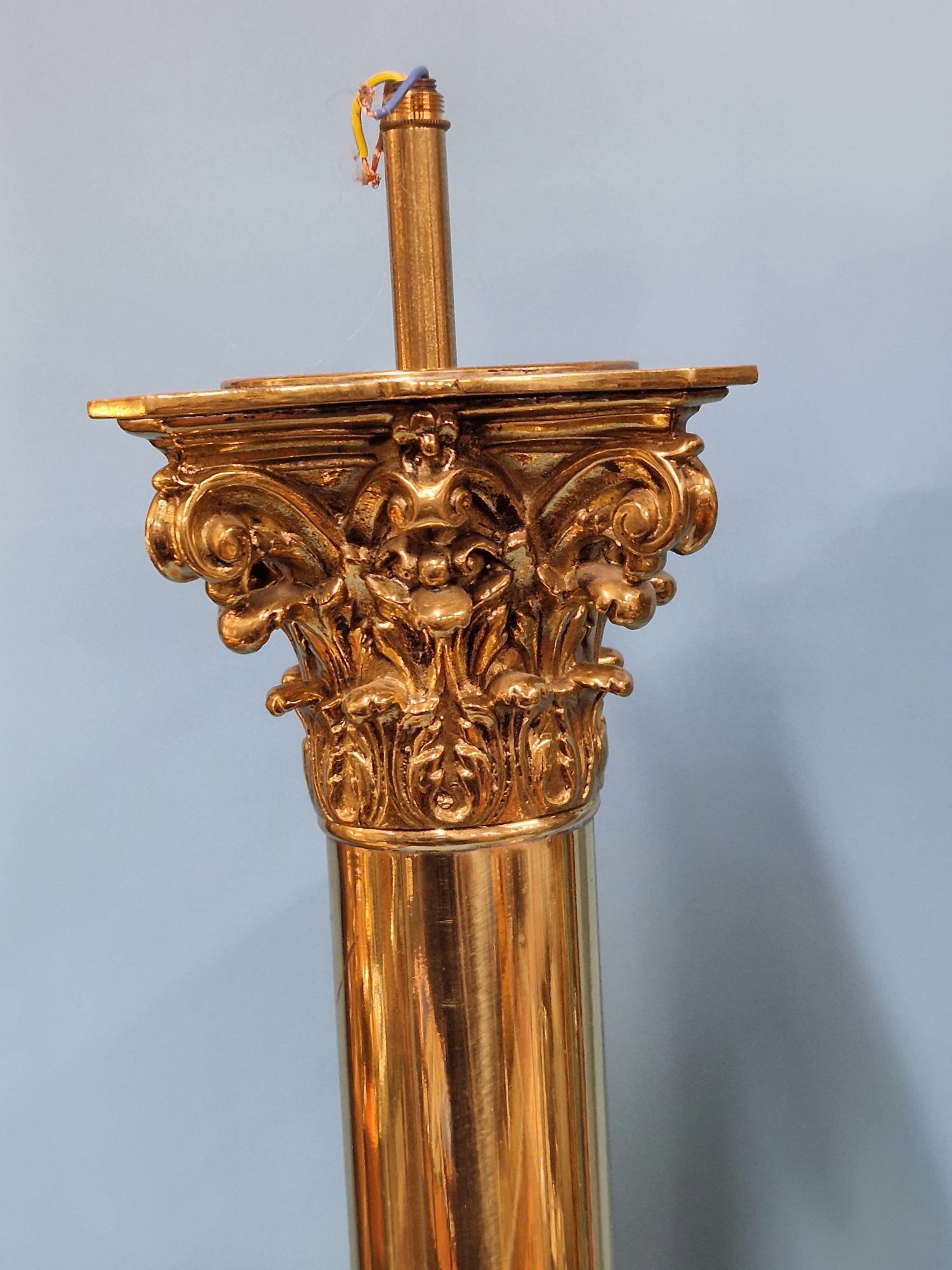 A PAIR OF BRASS COLUMN LAMPS WITH CORINTHIAN CAPITALS AND STEPPED SQUARE FEET. H 66cms. - Image 2 of 7