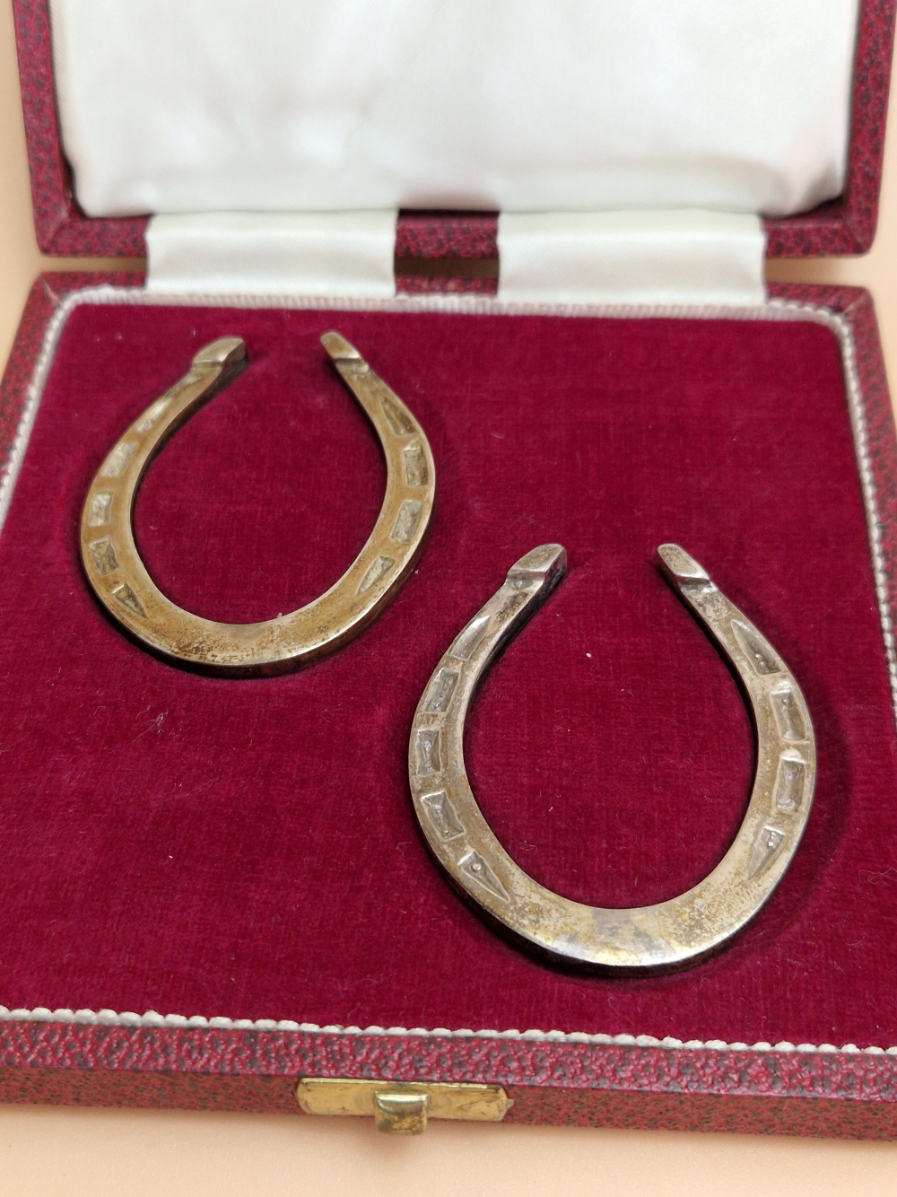 A CASED PAIR OF MINIATURE SILVER HORSESHOES BY FRANCIS HOWARD, SHEFFIELD 1978, 50Gms.