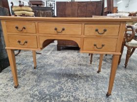 AN ANTIQUE PINE DRESSING TABLE WITH 5 DRAWERS ON SQUARE TAPER LEGS.