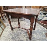 A CONTEMPORARY OAK SIDE TABLE WITH A RECTANGULAR TOP ON BALUSTER TURNED LEGS