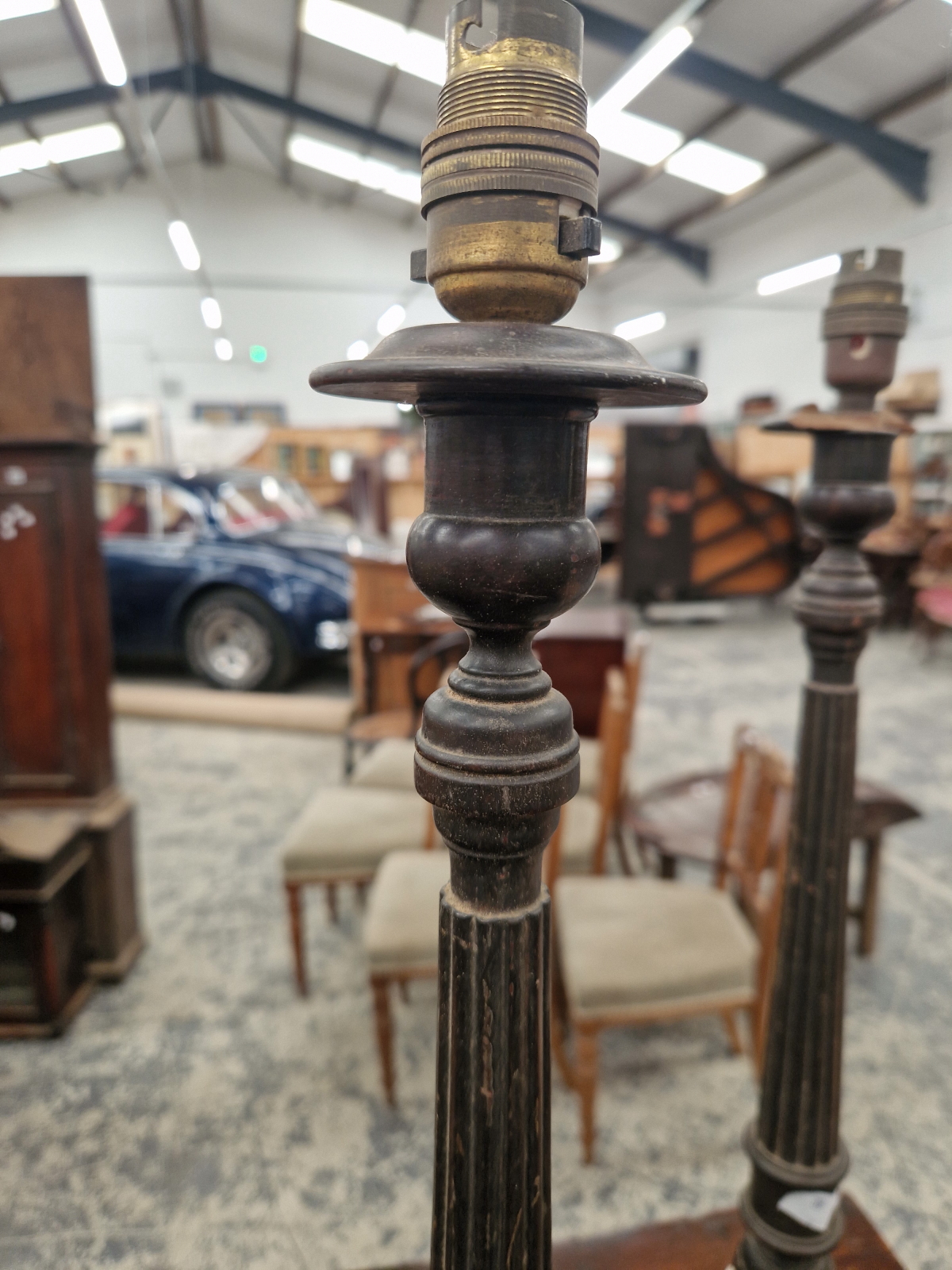 A PAIR OF MAHOGANY REEDED CANDLESTICK TABLE LAMPS - Image 3 of 7