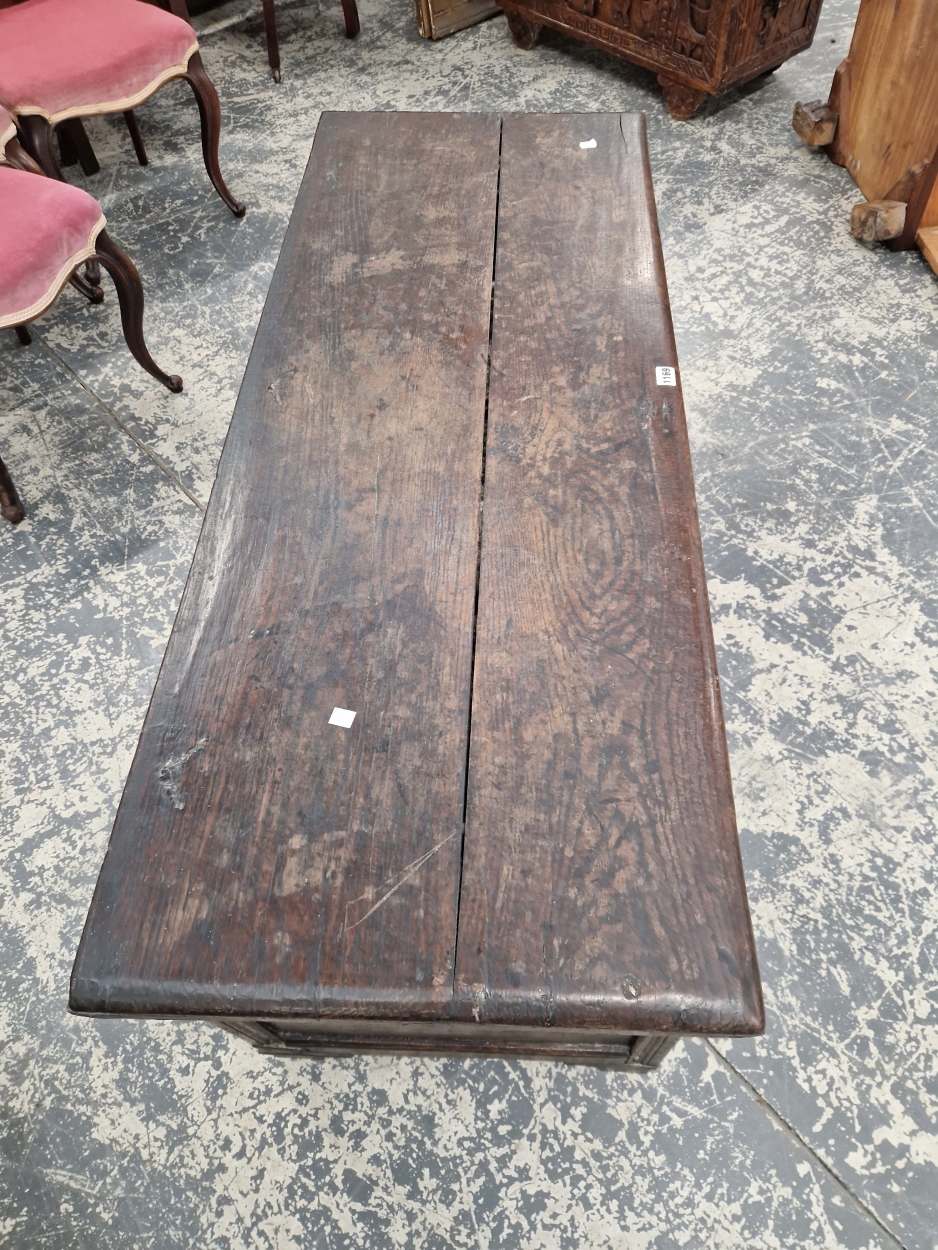 AN 18TH CENTURY OAK PANEL FRONT COFFER. - Image 3 of 5