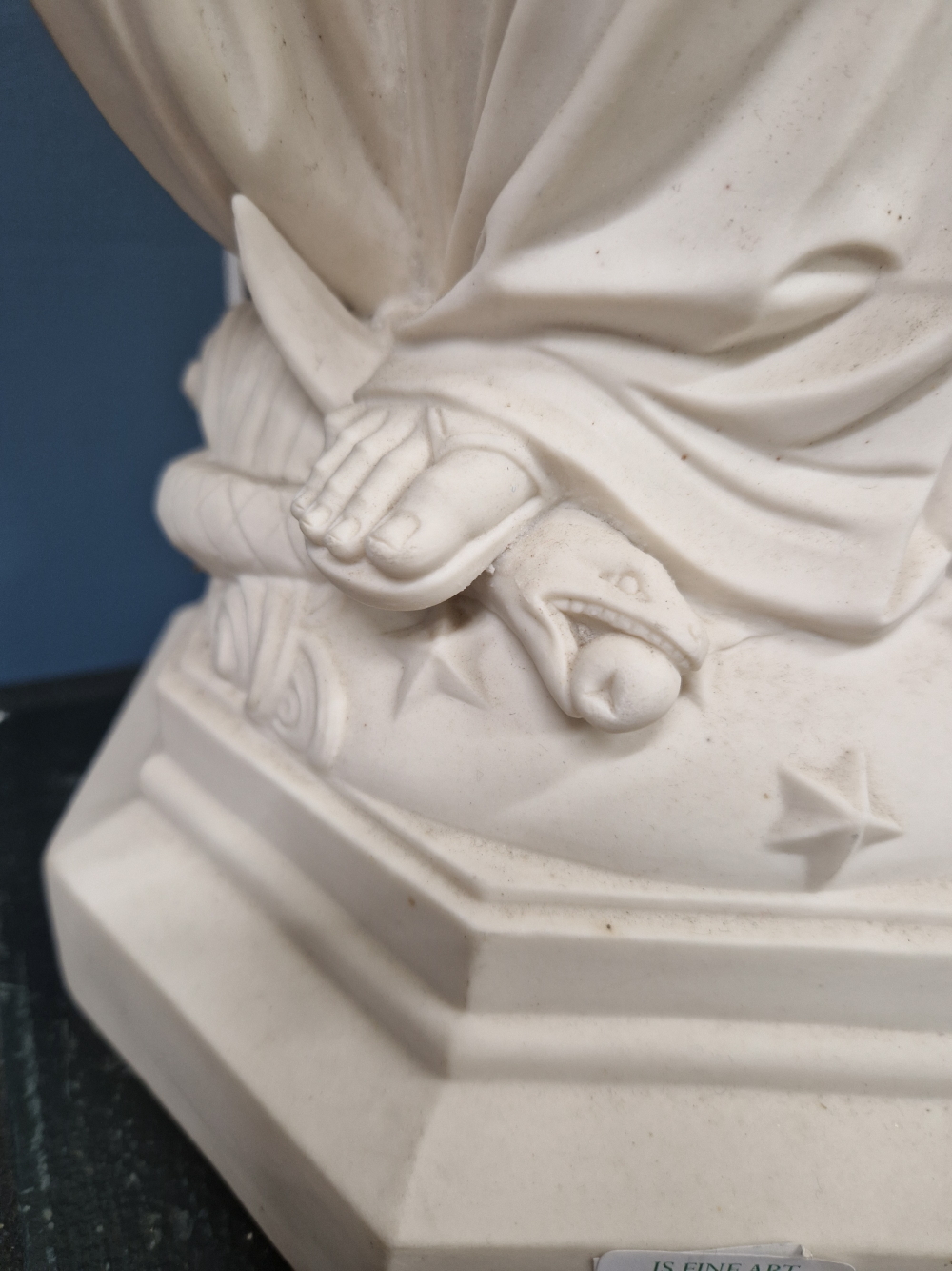 A ROBINSON AND LEADBEATER PARIAN FIGURE OF THE VIRGIN MARY WEARING A GARLAND OF ROSES IN HER HAIR AS - Image 21 of 22