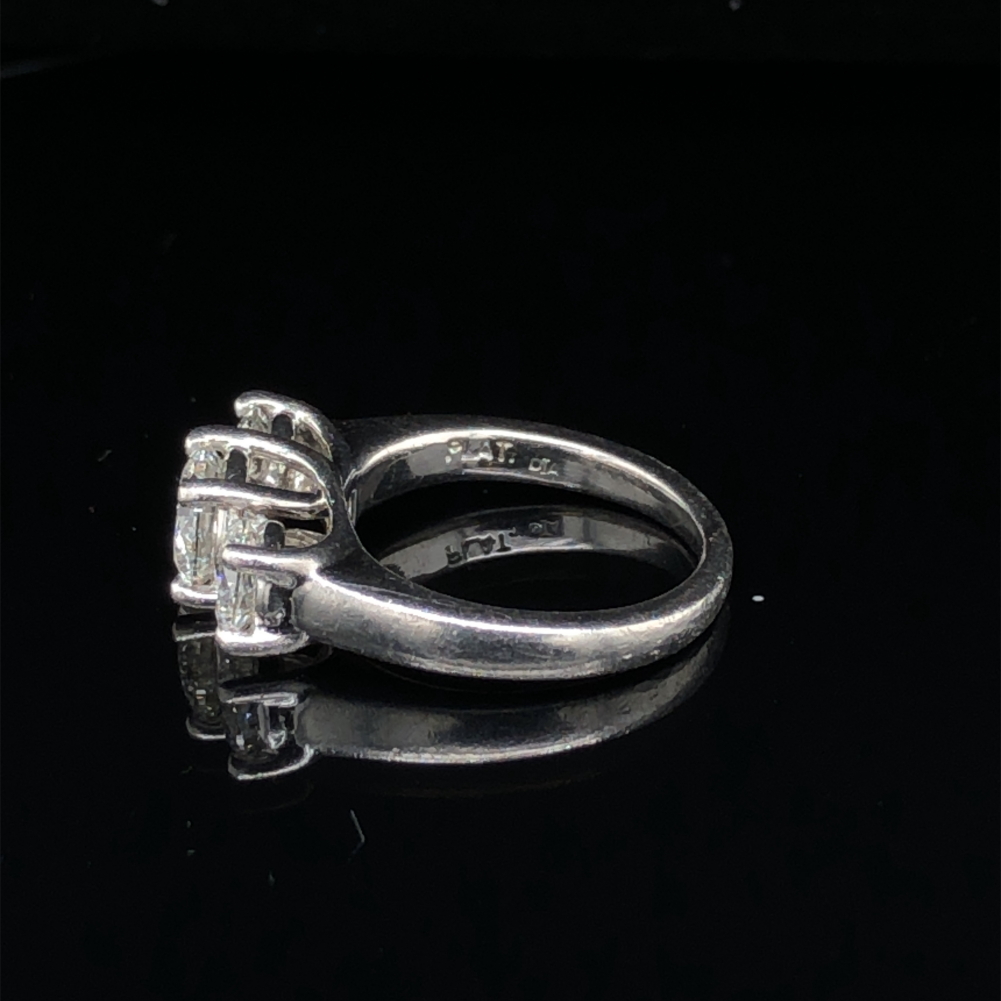 A THREE STONE DIAMOND TRILOGY RING. THE CENTRE DIAMOND APPROXIMATELY 1.02cts, THE TWO OUTER DIAMONDS - Image 12 of 14