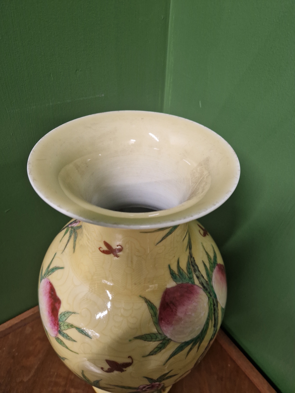 A LARGE ORIENTAL VASE WITH YELLOW GROUND AND FRUIT TREE DECORATION- LATER MOUNTED AS A LAMP. - Image 24 of 27