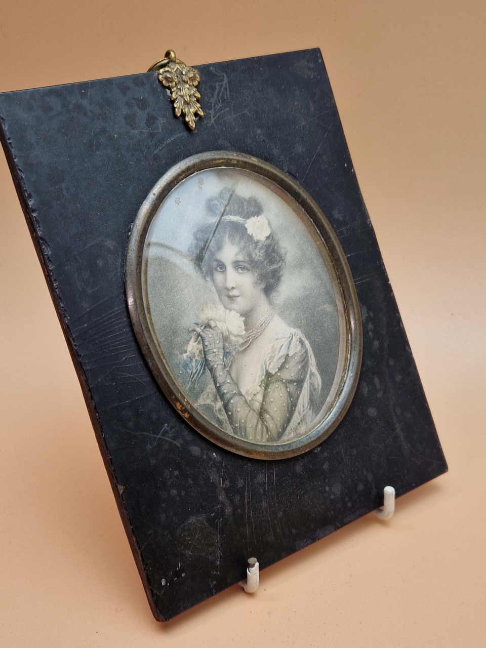 A SMALL COLLECTION OF MINIATURE PORTRAITS COMPRISING A 19TH CENTURY WATERCOLOUR PORTRAIT OF - Image 6 of 6