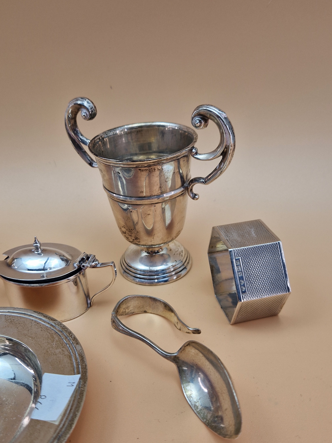 MISCELLANEOUS 20th C. SILVER, TO INCLUDE CRUETS, A TWO HANDLED BOWL, A TROPHY CUP, TEA SPOONS AND - Image 2 of 8