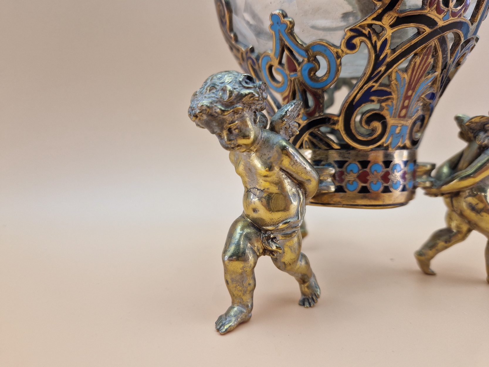 A LATE 19th C. FRENCH CLEAR CUT GLASS AND CHAMPLEVE ENAMEL OIL LAMP SUPPORTED BY THREE BRASS CUPIDS - Image 5 of 10