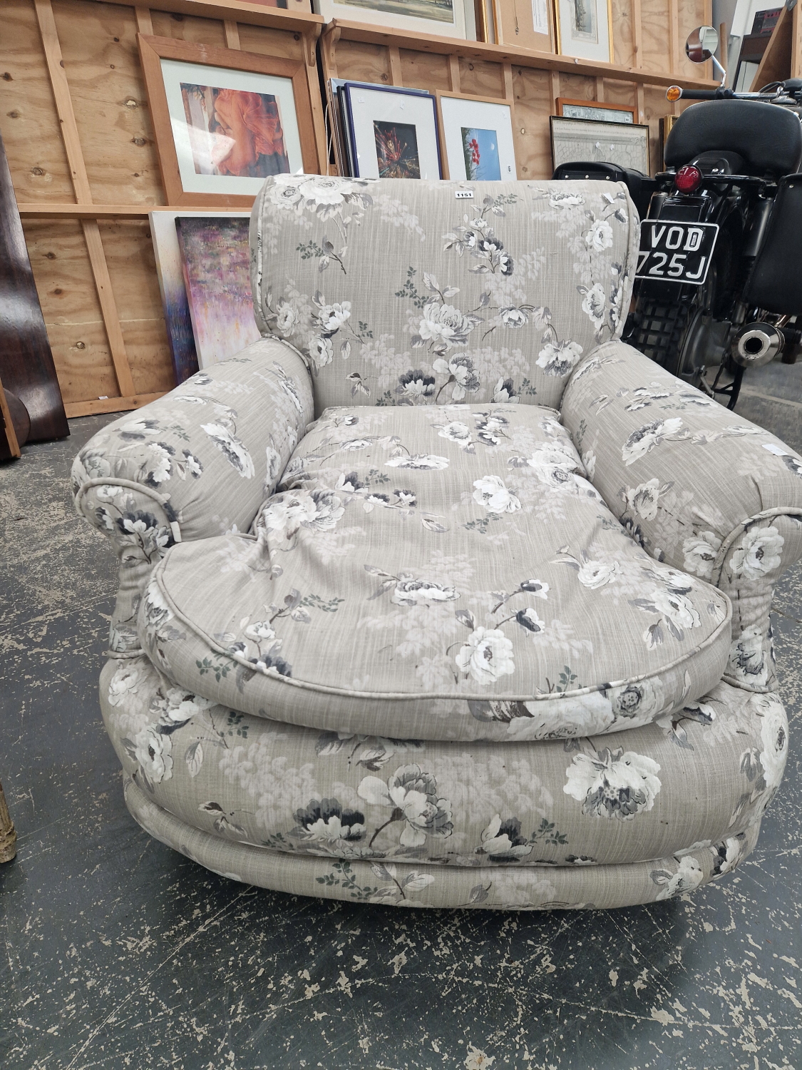 A HOWARD TYPE ARMCHAIR BY WILLIAM BIRCH UPHOLSTERED IN GREY FLORAL MATERIAL, ONE MAHOGANY BACK LEG - Image 5 of 6