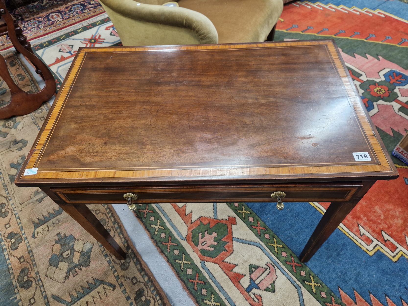 AN ANTIQUE SATIN WOOD BANDED MAHOGANY SIDE TABLE WITH A SINGLE DRAWER ABOVE THE LINE INLAID TAPERING - Image 2 of 5
