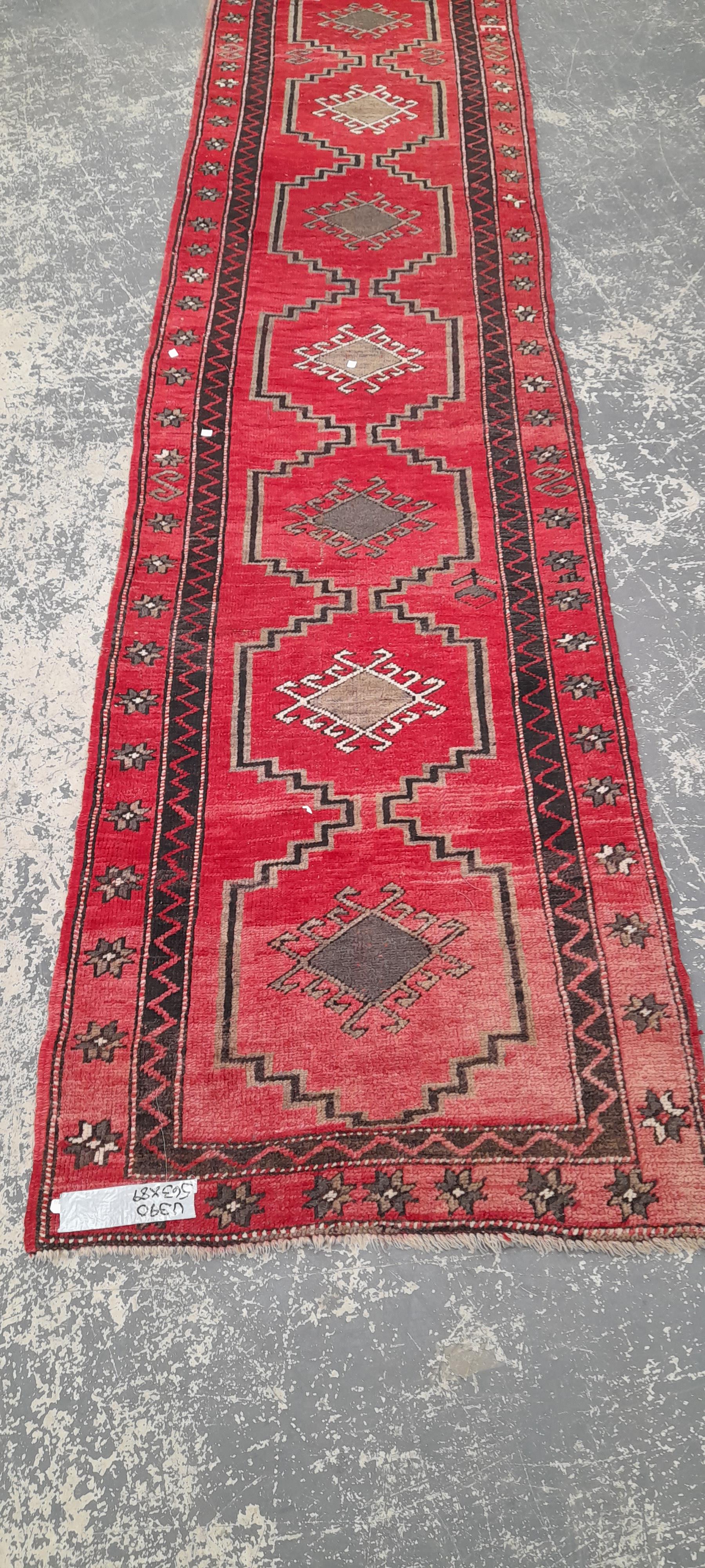 A TRIBAL TURKISH RUNNER 563 x 89 cm - Image 2 of 5