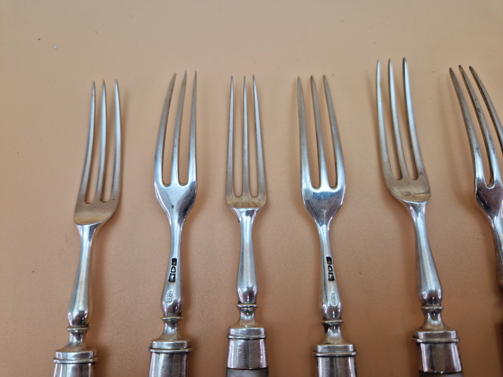 AN ANTIQUE HALLMARKED SILVER DESSERT CUTLERY SET FOR TEN WITH MOTHER OF PEARL HANDLES. - Image 9 of 10