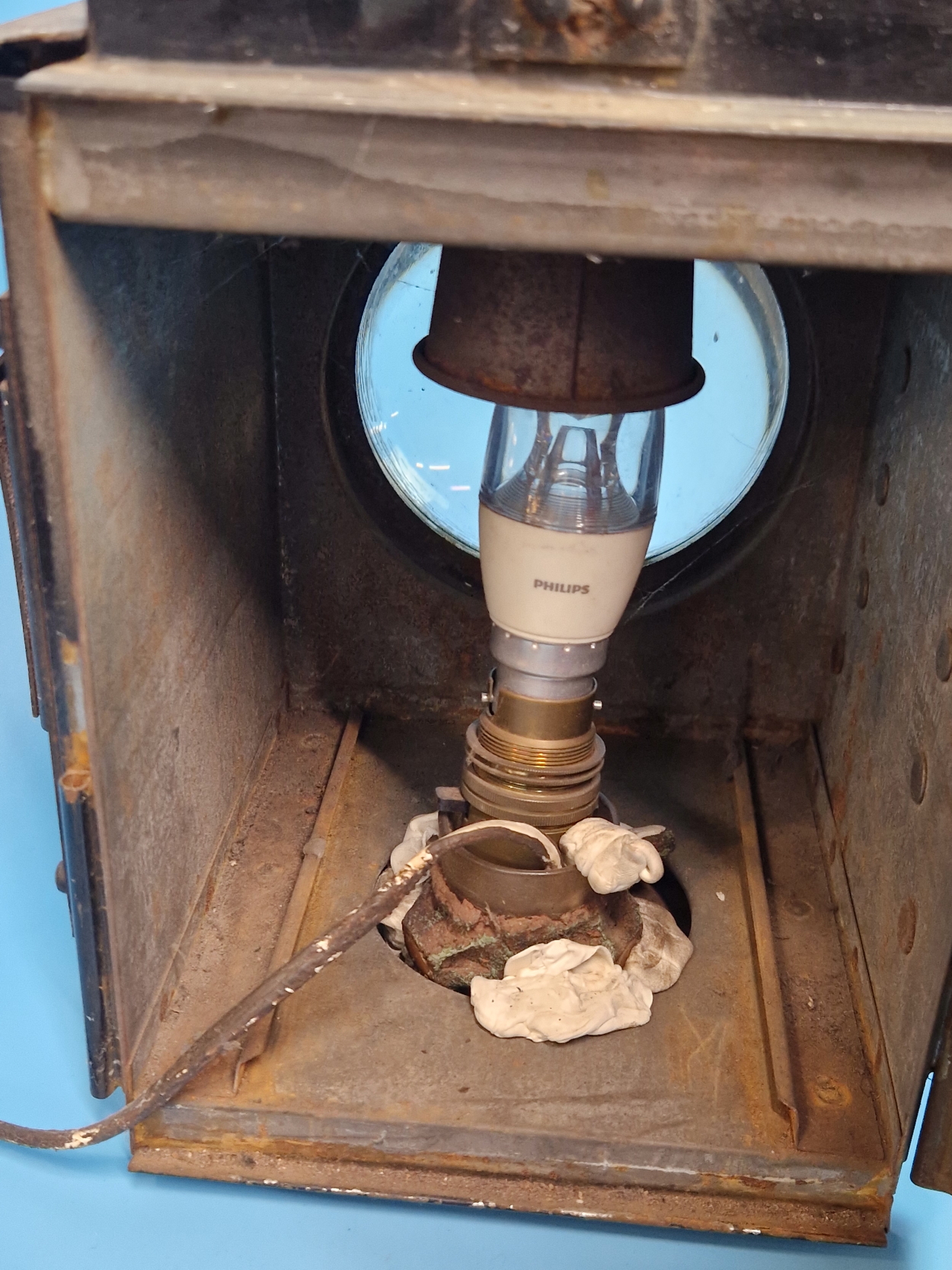 A BRITISH RAIL LANTERN WITH TWO WINDOWS OF CLEAR MAGNIFYING GLASS, NOW WITH AN ELECTRIC LIGHT - Image 3 of 3