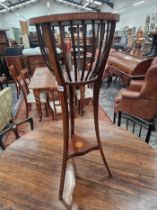 AN EARLY 20th C, LINE INLAID MAHOGANY PLANTER STAND, THE THREE DOWN SWEPT LEGS JOINED BY A