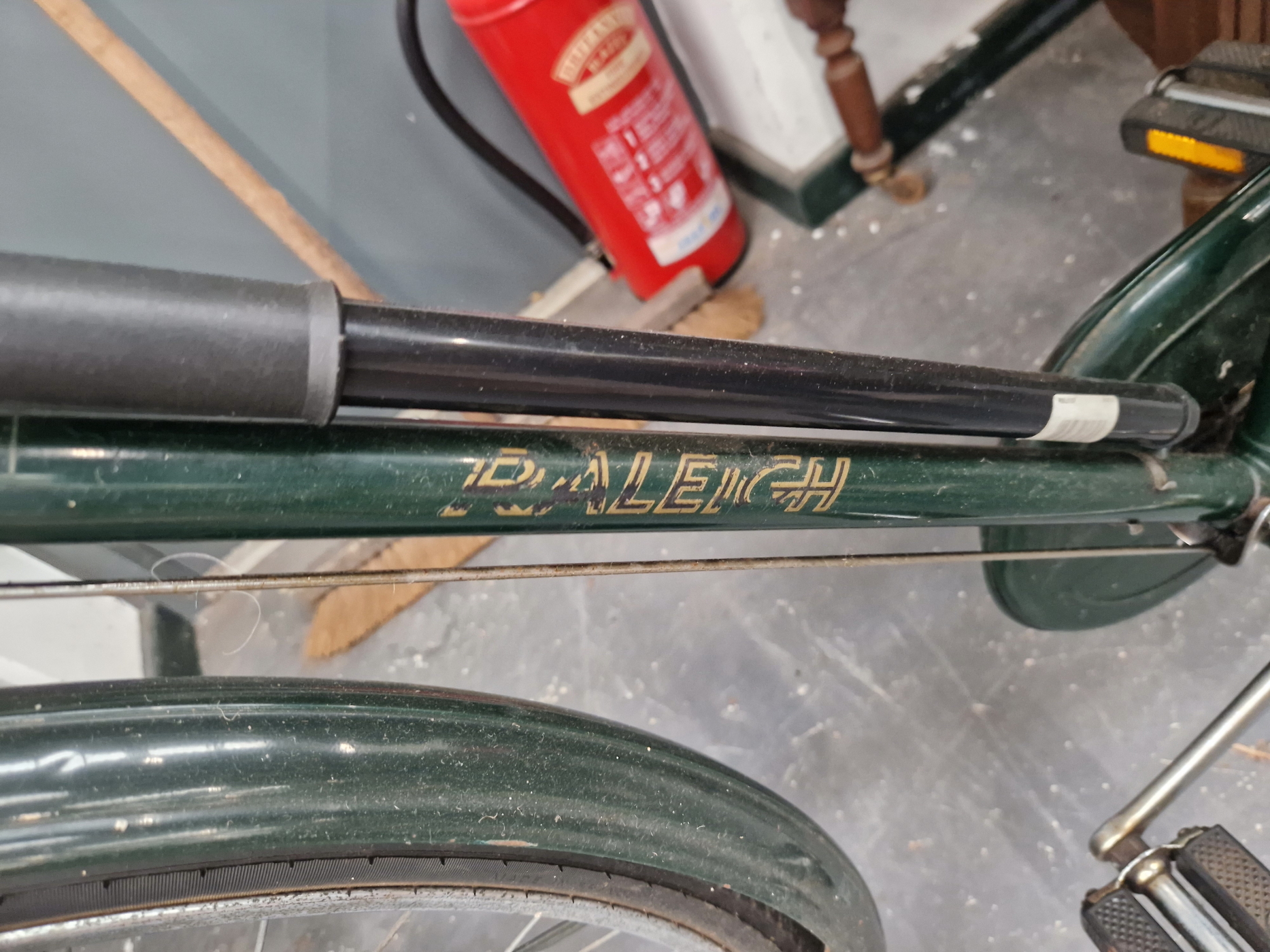 A GENTS GREEN RALEIGH THREE SPEED BICYCLE - Image 2 of 4