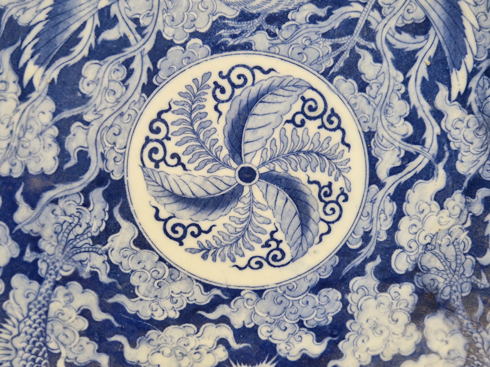 A PAIR OF JAPANESE BLUE AND WHITE CHARGERS PRINTED WITH DRAGONS AND PHOENIX ENCLOSING ROSETTES. Dia. - Image 7 of 11
