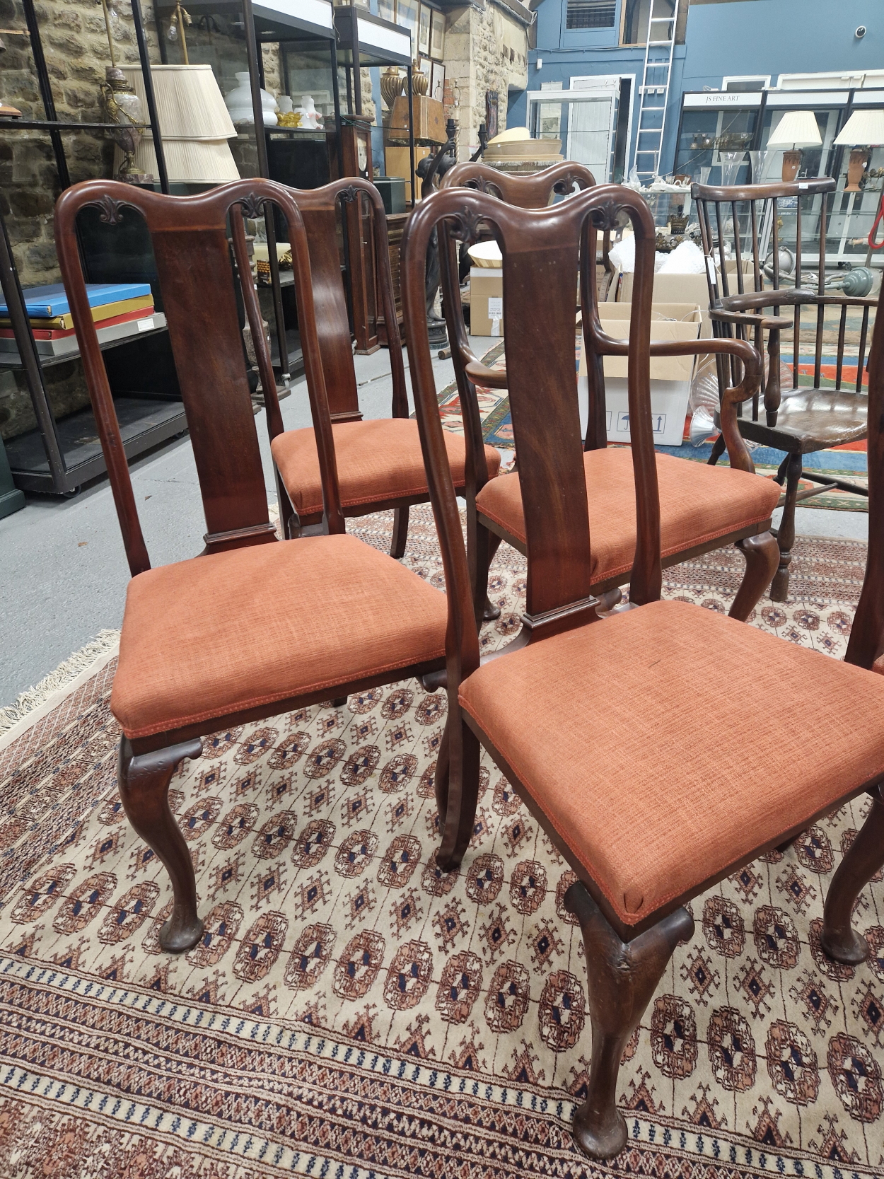 A SET OF SIX QUEEN ANNE STYLE MAHOGANY CHAIRS, TO INCLUDE TWO WITH ARMS, THE STUFFED SEATS ABOVE - Image 2 of 4