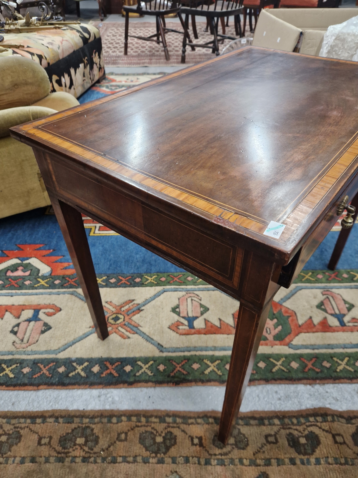 AN ANTIQUE SATIN WOOD BANDED MAHOGANY SIDE TABLE WITH A SINGLE DRAWER ABOVE THE LINE INLAID TAPERING - Image 3 of 5