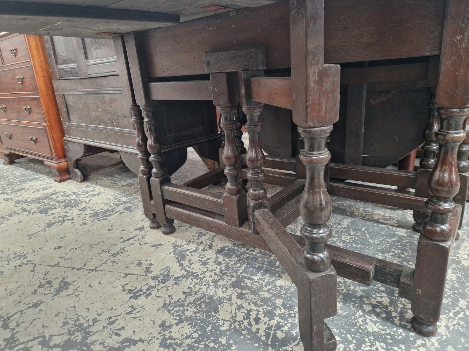 A 19th C. OAK OVAL DROP FLAP DINING TABLE ON BALUSTER TURNED LEGS - Image 5 of 5