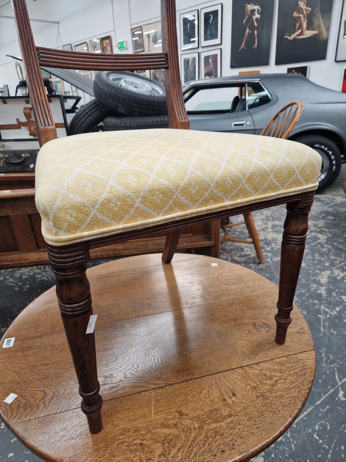 A PAIR OF REGENCY MAHOGANY DINING CHAIRS WITH REEDED UPRIGHTS AND HORIZONTAL BAR SPLAT - Image 7 of 9