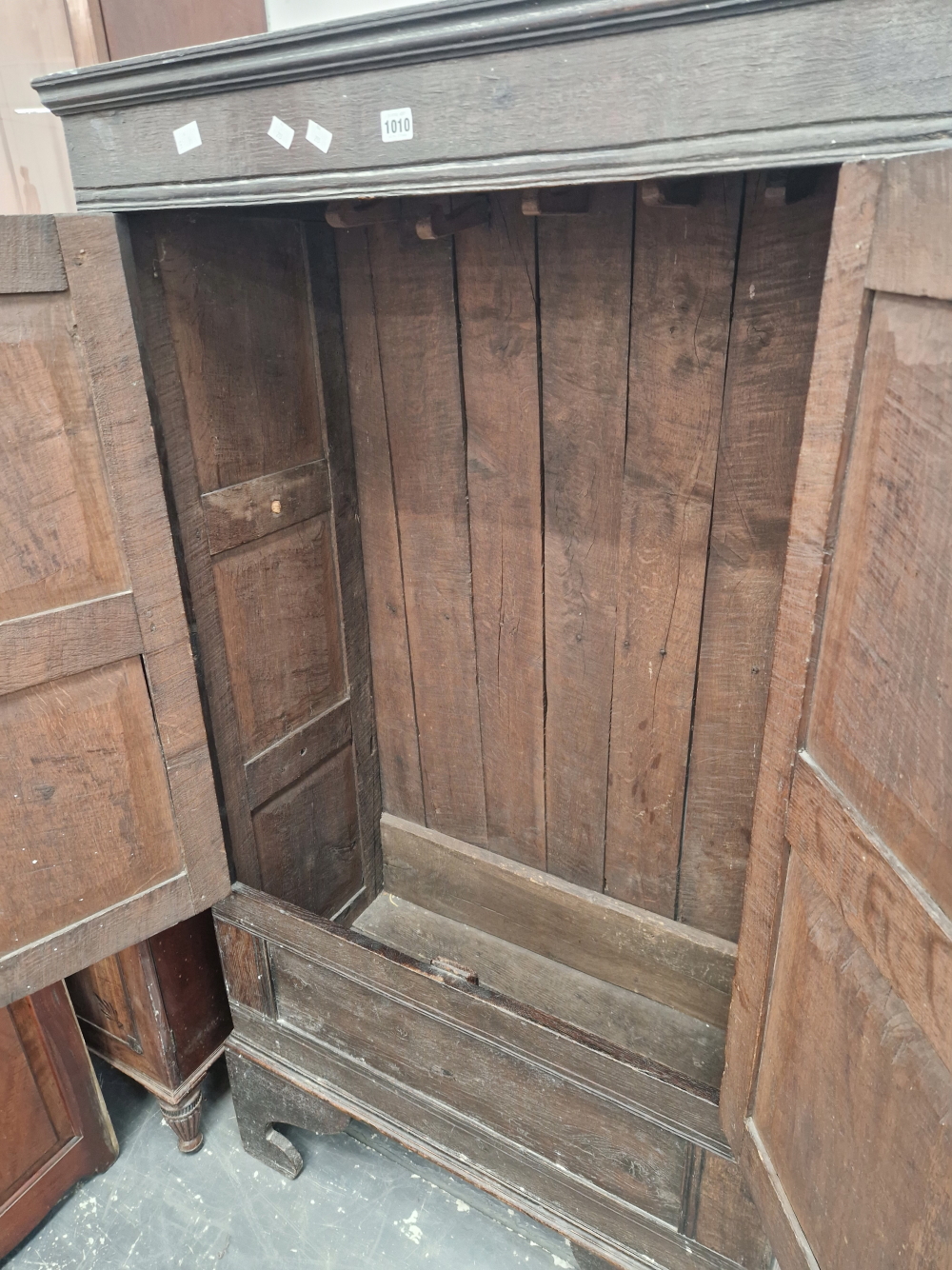 AN ANTIQUE OAK WARDROBE, THE DOORS WITH TWO PANELS AND ENCLOSING HANGING SPACE.   W 92 x D 47 x H - Image 7 of 8