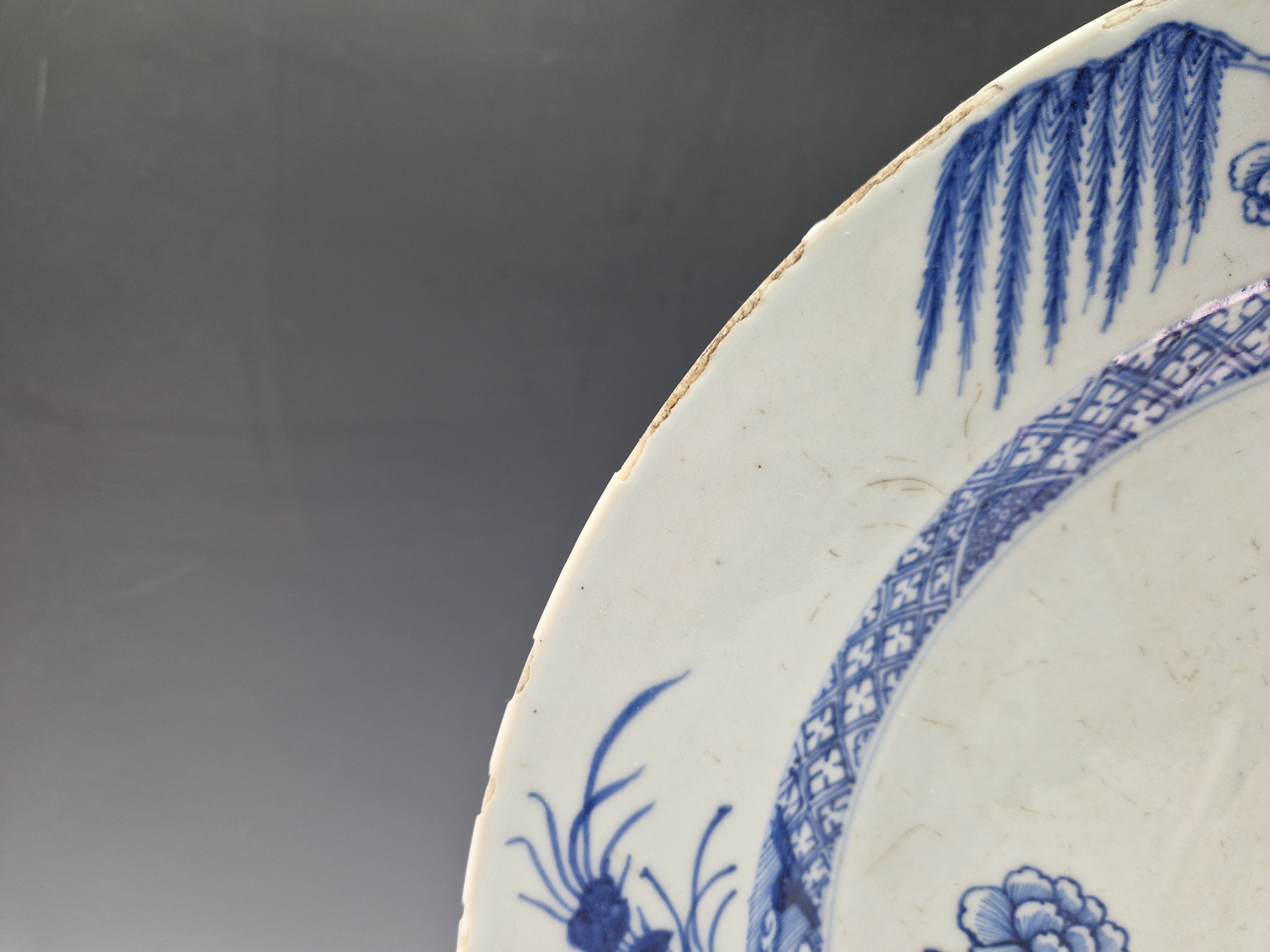 A LATE 18th C. CHINESE BLUE AND WHITE CHARGER PAINTED CENTRALLY WITH PEONY AND BAMBOO GROWING - Image 4 of 20