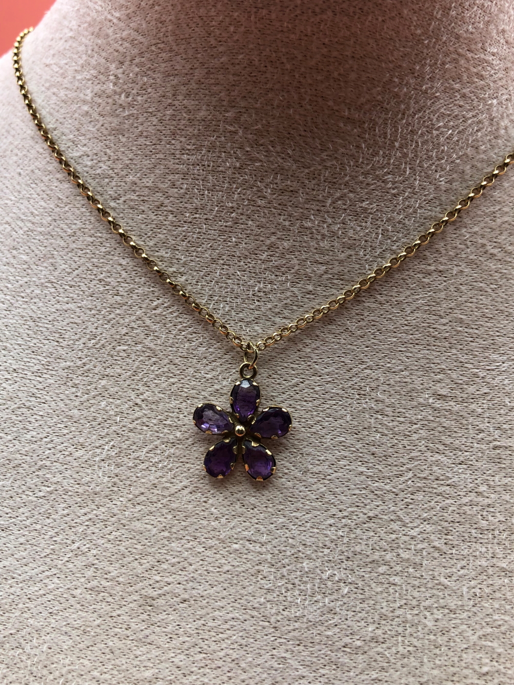 A VINTAGE AMETHYST FLORAL PENDANT SUSPENDED ON A 9ct HALLMARKED GOLD BELCHER CHAIN. THE PENDANT - Image 5 of 5