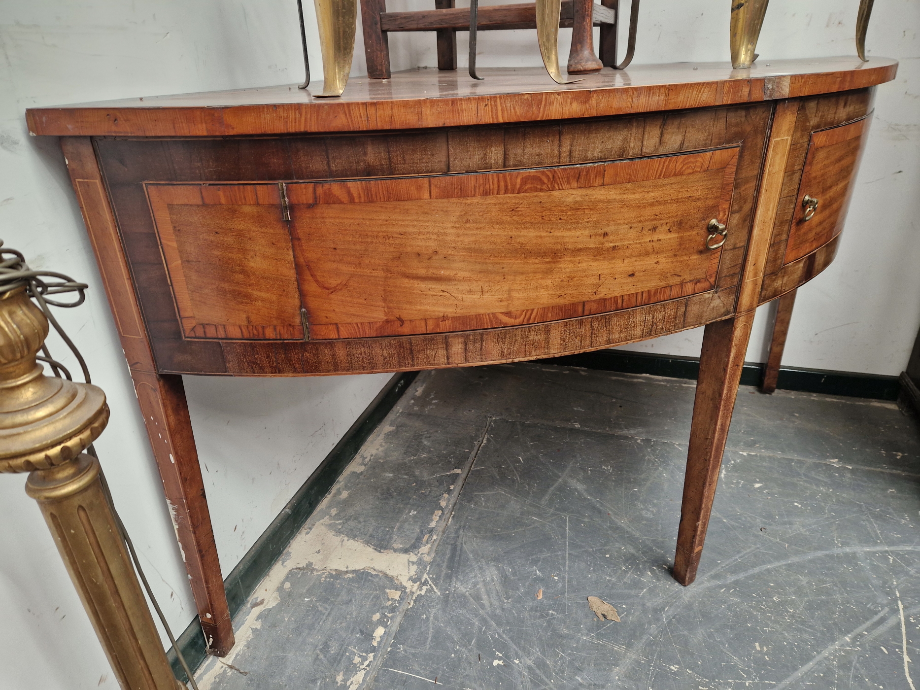 AN ANTIQUE SATIN WOOD BANDED MAHOGANY CORNER FITTING SIDEBOARD WITH TWO DOORS TO THE BOW FRONT ABOVE - Image 2 of 6