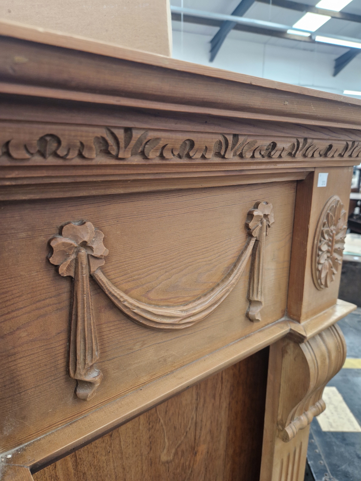 A REGENCY STYLE PINED FIRE SURROUND, THE FLUTED PILASTER SIDES CRESTED BY A CENTRAL URN FLANKED BY - Image 6 of 6