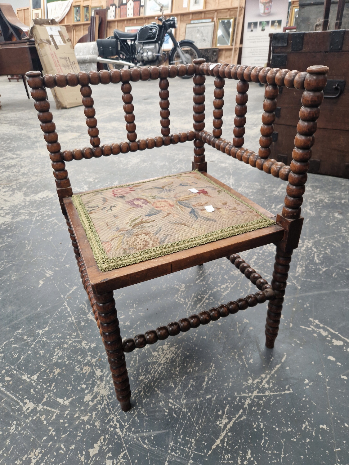 A VICTORIAN BOBBIN TURNED CORNER CHAIR. - Image 3 of 3