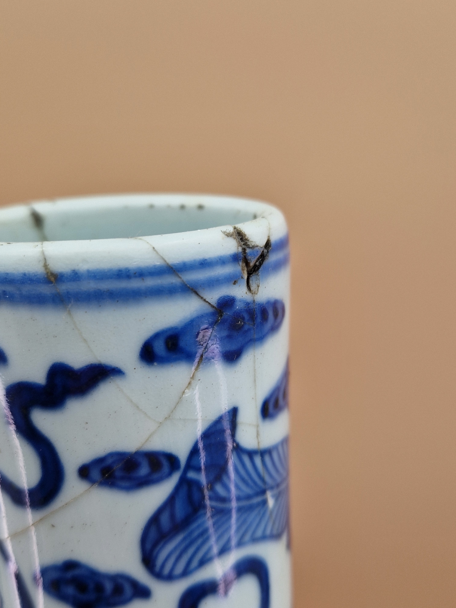 A CHINESE BLUE AND WHITE BOTTLE VASE PAINTED WITH RIBBON TIED PRECIOUS OBJECTS AMONGST CLOUDS. H - Image 7 of 18