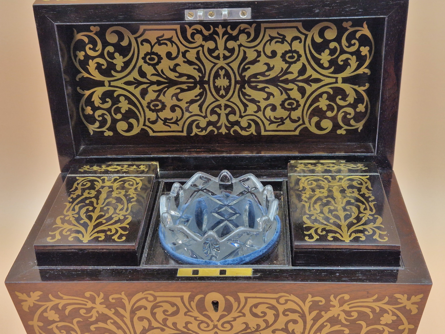 A BRASS INLAID ROSEWOOD SARCOPHAGUS SHAPED REGENCY TEA CADDY CONTAINING TWO CANISTERS AND A GLASS M - Image 5 of 8