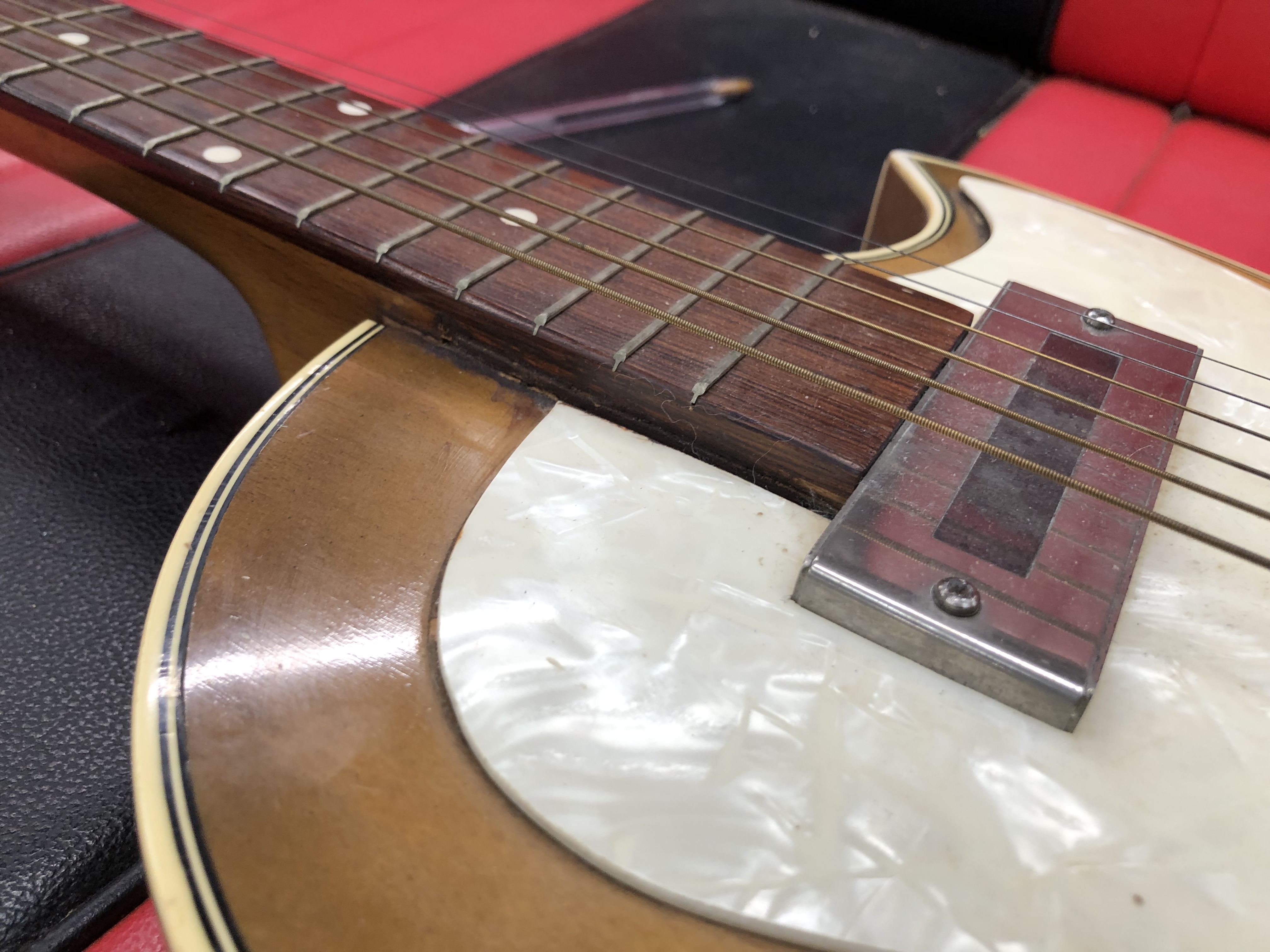 A RARE MARTIN COLETTI ELECTRIC GUITAR, PROBABLE 1950s MODEL, MOTHER OF PEARL SCRATCH PLATE, MADE - Image 7 of 14