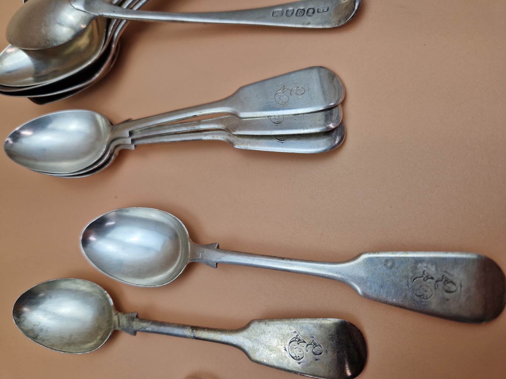TWO CASED SETS OF SIX SILVER TEA SPOONS, ANOTHER SET LOOSE TOGETHER WITH OTHER SILVER SPOONS AND A - Image 3 of 9