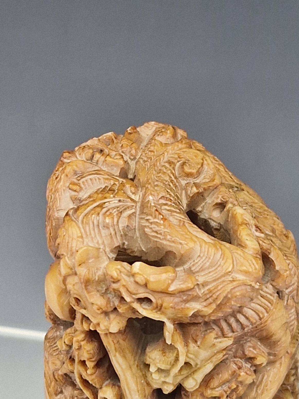 A CHINESE PINK/BROWN SOAPSTONE CYLINDRICAL SEAL PIERCED AND CARVED WITH DRAGONS CHASING A PRECIOUS - Image 9 of 10